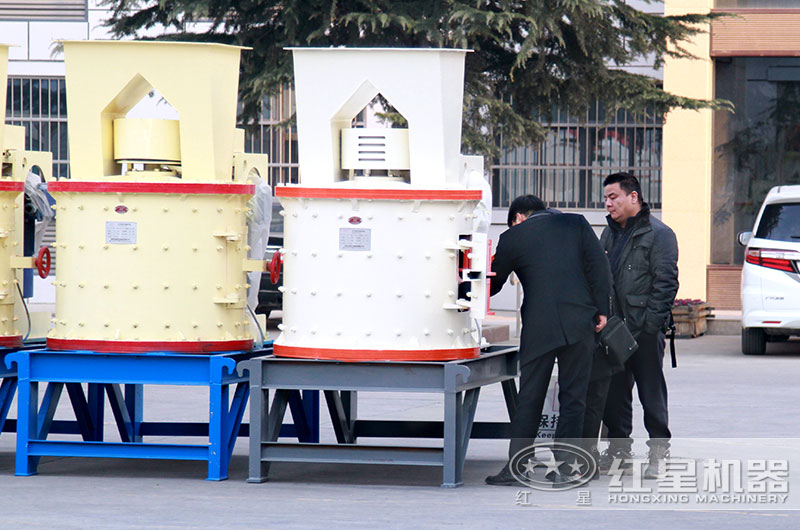 客戶來廠參觀、選購立式復(fù)合破設(shè)備