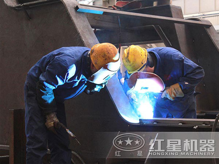 車間生產加工移動破碎機，每一臺設備都是匠心打造