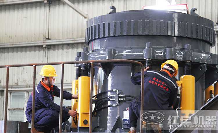 工作人員檢測圓錐破碎機，保障生產的設備都有高質量