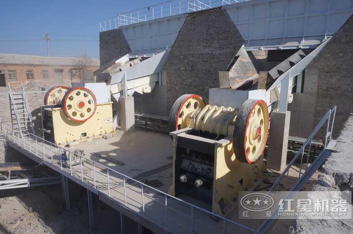 河北制砂生產現場，兩臺顎破同時有效生產